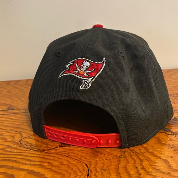 New Era 9Fifty NFL Tampa Bay Buccaneers 2022 Draft Black/Red Snapback - Picture 2 of 3